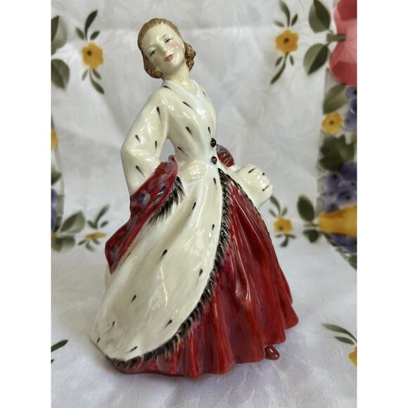Vintage Royal Doulton “The Ermine Coat” Figurine HN1981, C. 1945 - Picture 3 of 8